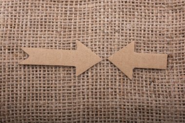 Ok işareti kahverengi kağıt üzerine yağlıboya kes şunu