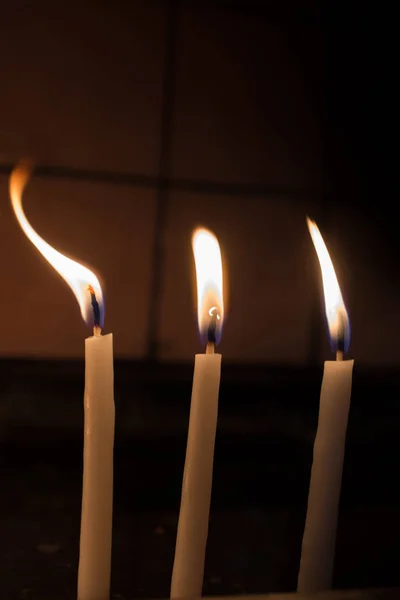 Brennende Kerzen Mit Kerzenlicht Dunkeln — Stockfoto