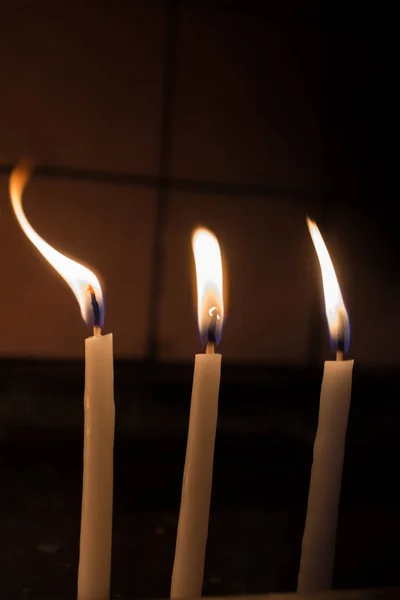 Queimar Velas Com Luz Vela Escuro — Fotografia de Stock