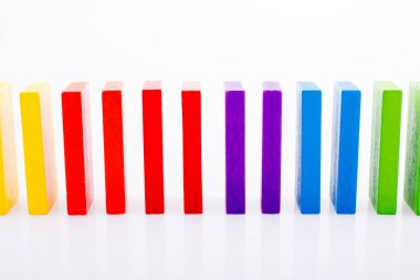 Beyaz arkaplanda renkli Domino Blokları