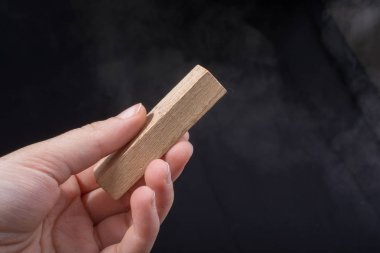 Kesim ahşap el arka planda küçük parça