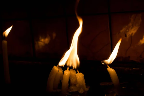 Queimar Velas Com Luz Vela Escuro — Fotografia de Stock