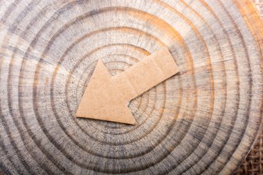 Görünürde kahverengi kağıttan kesilmiş ok işareti