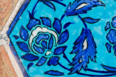 Osmanlı zamanının çiçek desenli örneği