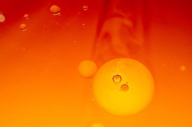 Suyun üzerindeki renkli su kabarcıkları çekyat alanı gibi.