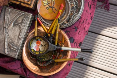 Onlara geleneksel desenleri ile eski kaşık