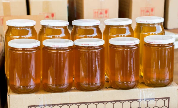 Cam kavanoz kapağı closeup ile ayarla bal 