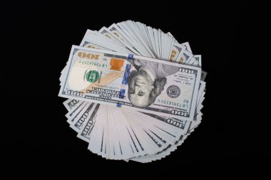 Beyaz arka planda el ele tutuşan Amerikan doları banknotları