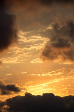 Gökyüzünde renkli ve hafif bulutlar bulundu.