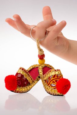 Beyaz arka plan üzerinde elinde geleneksel terlik