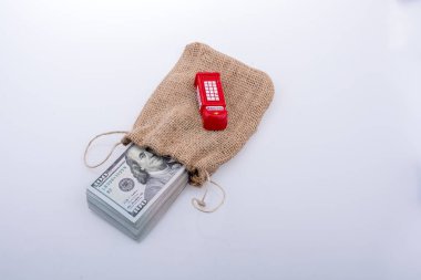 Telefon kulübesi ve banknot bizden Doları bir çuval içinde paket