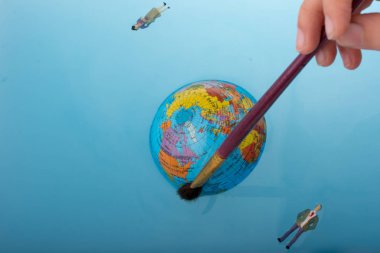 Fırça ve figürler suda yüzen ile küçük Küre