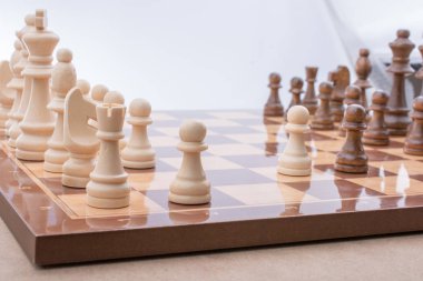 Satranç tahtasının üzerinde satranç taşları var.