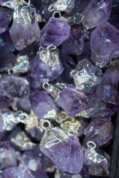 Batu Ungu Mentah Dengan Kristal Ametis Esoterik — Stok Foto
