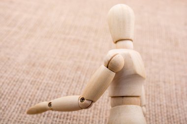 Tuval üzerinde poz bir adamın ahşap bebek