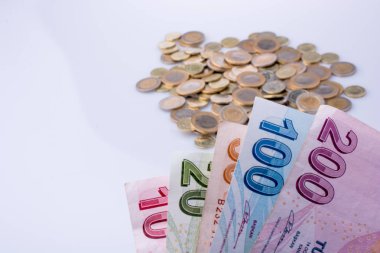 Türk Lirası sikke ve banknot beyaz arka plan üzerinde yan yana 
