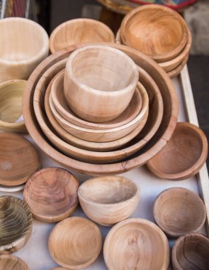 Kahverengi ahşaptan yapılmış boş kaseler