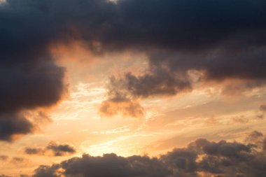 Koyu ve gri bulutlar gökyüzünde