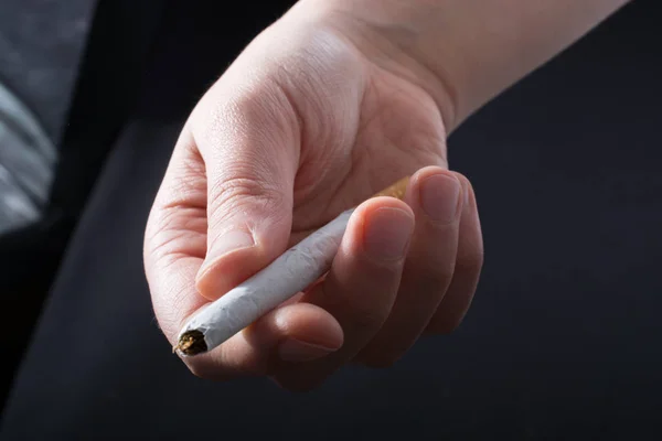 Hand Ger Cigarett Svart Bakgrund — Stockfoto