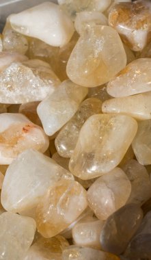 Belli bir tipte doğal mineral değerli taşlar.