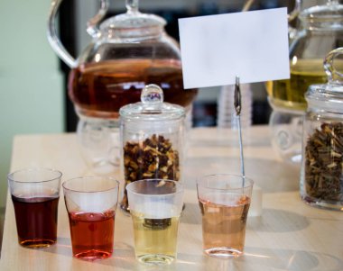 Bardakta çay ile dolu sakin bir hayat