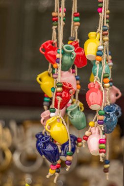 Pazarda satılık geleneksel kil çömlek