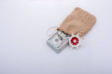 direksiyon simidi üzerinde banknot paket bizden dollarin bir çuval