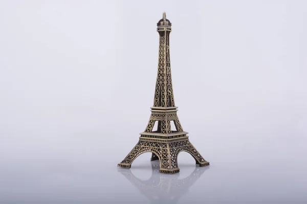 Kleine Model Eiffel Toren Een Witte Achtergrond — Stockfoto