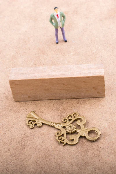 Retro tarz anahtar arkasında heykelcik duran