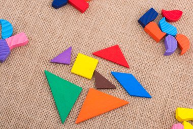 Kare tangram bulmacasının renkli parçaları