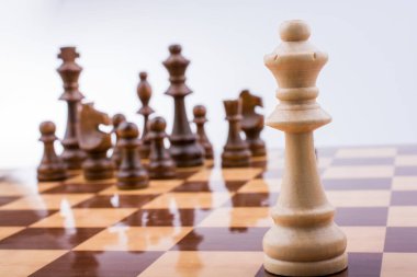 Satranç tahtasının üzerinde satranç taşları var.