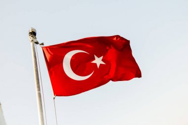 Türk ulusal bayrağı açık havada bir direğe asılı