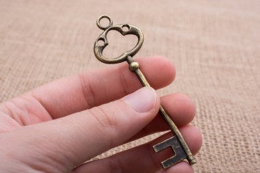 Bir retro tarzı altın rengi dekoratif tuşunu basılı tutarak el