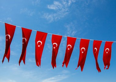 Türk ulusal bayrağı açık havada iple sallanıyor