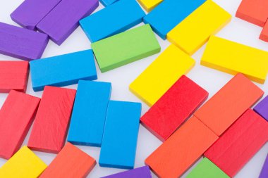 Beyaz bir arka plan üzerinde renkli Domino taşları