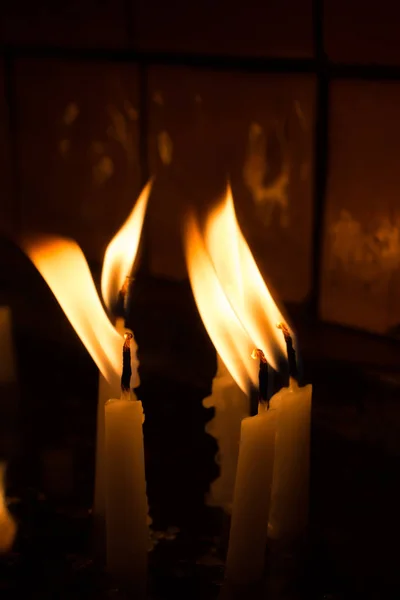 Brinnande Ljus Med Levande Ljus Mörkret — Stockfoto