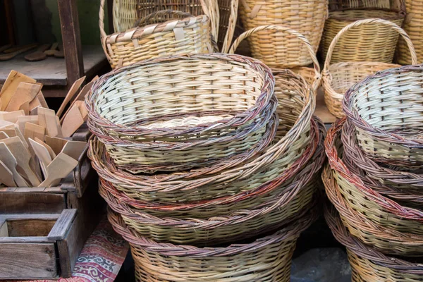 Leere Weidenkörbe Stehen Auf Einem Markt Zum Verkauf — Stockfoto