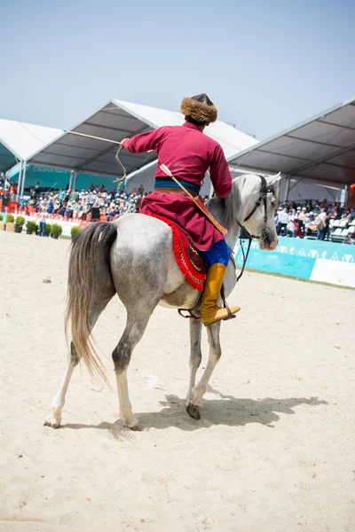 馬に乗って民族衣装に身を包んだオスマン帝国の騎兵 — ストック写真