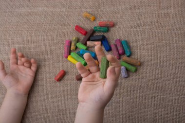 Renkli boya kalemi ve bir tutan bir küçük çocuklar el kullanılan