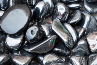 Belli bir tipte doğal mineral değerli taşlar.