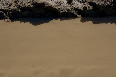 Kirli çamurlu su doku içinde su birikintisi arka plan