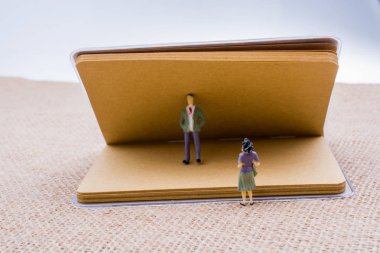 Erkek ve kadın defter ile heykelcik