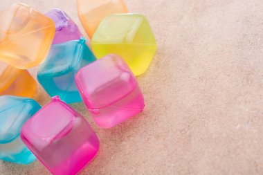 Kahverengi arka planda sahte renkli buz küpleri