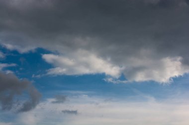 Koyu ve gri bulutlar gökyüzünde