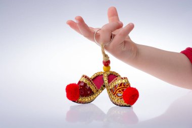 Beyaz arka plan üzerinde elinde geleneksel terlik