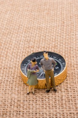 Compasson tuval yanında erkek ve kadın heykelcik