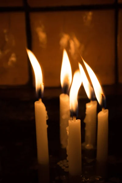 Queimar Velas Com Luz Vela Escuro — Fotografia de Stock