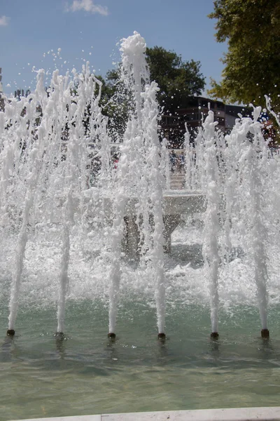 Las Fuentes Que Brotan Agua Con Gas Una Piscina Parque —  Fotos de Stock