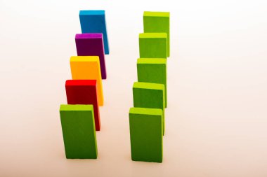 Beyaz arkaplanda renkli Domino Blokları