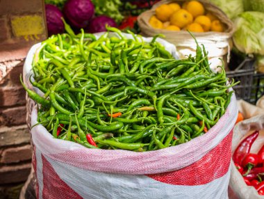 Markette taze yeşil biber bulundu.